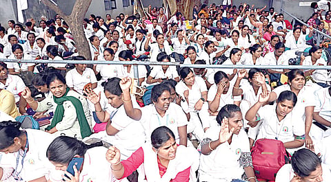 தமிழ்நாடு செவிலியர்கள் மேம்பாட்டு சங்கம் சார்பில், பல்வேறு கோரிக்கைகளை வலியுறுத்தி, கூடுவாஞ்சேரி அரசு ஆரம்ப சுகாதார நிலைய வளாகத்தில் நேற்று 5-வது நாளாக காத்திருப்பு போராட்டம் நடைபெற்று வருகிறது. | படம்: எம்.முத்துகணேஷ் |