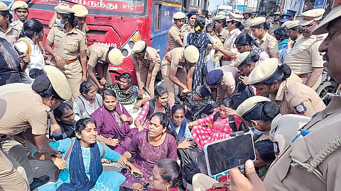 பணி நிரந்தரம் உள்ளிட்ட கோரிக்கைகளை வலியுறுத்தி, கூடுவாஞ்சேரியில் 6-வது நாளாக செவிலியர்கள் போராட்டம் நடத்தி வந்த நிலையில், போலீஸார் நேற்று அவர்களைக் கைது செய்து பேருந்தில் அழைத்துச் சென்றனர். | படங்கள்: எம்.முத்துகணேஷ் |