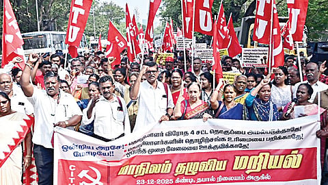 தொழிலாளர் சட்டத் தொகுப்புகளை திரும்ப பெற வலியுறுத்தி, சென்னை கிண்டி அஞ்சலகம் அருகே சிஐடியு மாநில பொதுச் செயலாளர் எஸ்.கண்ணன் தலைமையில் மறியல் போராட்டம் நேற்று நடைபெற்றது. | படம்: எல்.சீனிவாசன் |