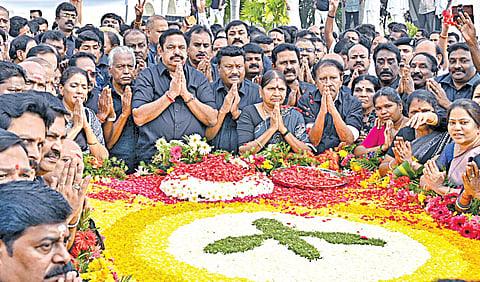 38-வது நினைவு தினத்தை முன்னிட்டு எம்ஜிஆர் நினைவிடத்தில் தலைவர்கள் மரியாதை