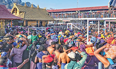 சபரிமலையில் ஐயப்பனை தரிசிப்பதற்காக நேற்று காத்திருந்த பக்தர்கள் கூட்டத்தின் ஒரு பகுதி. படம்: பிடிஐ