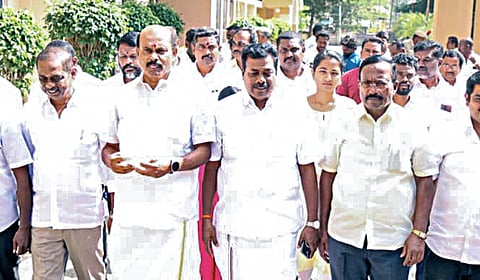 சேலத்தில் ராமதாஸ் தலைமையில் நடைபெறவுள்ள பொதுக்குழுக் கூட்டத்துக்கு அனுமதி வழங்கக் கூடாது என்று வலியுறுத்தி மாநகர காவல் ஆணையர் அலுவலகத்தில் மனு அளிக்க வந்த அன்புமணி ஆதரவாளர்கள்.