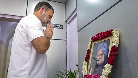 முன்னாள் பிரதமர் மன்மோகன் முதல் நினைவு தினம் அனுசரிப்பு: காங்கிரஸ் தலைவர்கள் அஞ்சலி