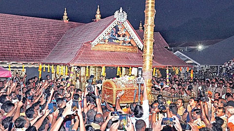 சபரிமலையில் மண்டல பூஜையை முன்னிட்டு ஐயப்ப சுவாமிக்கு அணிவிப்பதற்காக சரண கோஷங்கள் முழங்க சந்நிதானத்துக்குள் கொண்டு செல்லப்பட்ட தங்க அங்கி.