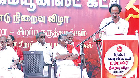 இந்திய கம்யூனிஸ்ட் நூற்றாண்டு நிறைவு விழா, மூத்த தலைவர் ஆர்.நல்லக்கண்ணுவின் 101-வது பிறந்தநாள் விழா, அமீர் அதைர்கான், கே.டி.கே.தங்கமணி நினைவு தினம் ஆகிய நிகழ்வுகள், இந்திய கம்யூனிஸ்ட் கட்சியின் தலைமை அலுவலகமான பாலன் நினைவகத்தில் நேற்று நடைபெற்றன. மாநிலச் செயலாளர் மு.வீரபாண்டியன், மூத்த தலைவர்கள் இரா.முத்தரசன், கே.சுப்பராயன், ஜி.பழனிசாமி உள்ளிட்டோர் பங்கேற்றனர். | படம்: எஸ்.சத்தியசீலன் |