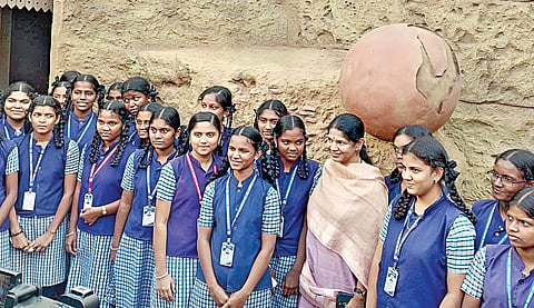 கீழடி அகழ் வைப்பகத்தில் மாணவிகளுடன் புகைப்படம் எடுத்துக் கொண்ட கனிமொழி எம்.பி.