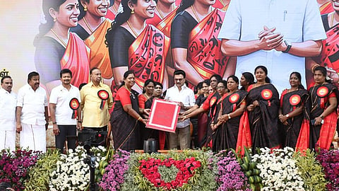 திமுக மேற்கு மண்டல மகளிரணி மாநாட்டில், முதல்வர் ஸ்டாலினுக்கு அரசியல் சட்டப் புத்தகத்தை நினைவுப் பரிசாக வழங்கிய திமுக துணை பொதுச் செயலாளர் கனிமொழி எம்.பி., உடன் துணை முதல்வர் உதயநிதி, அமைச்சர் கே.என்.நேரு, எம்.பி.,க்கள் டி.ஆர்.பாலு, ஆ.ராசா உள்ளிட்டோர். படம்: ஜெ.மனோகரன்