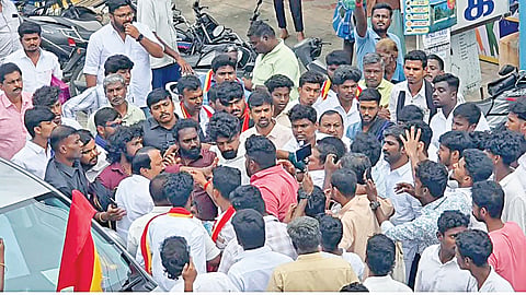 வெள்ளகோவிலில் நேற்று செங்கோட்டையனை முற்றுகையிட்டு வாக்குவாதத்தில் ஈடுபட்ட தவெகவினர்.