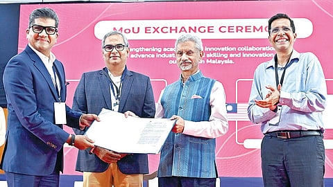 சென்னை ஐஐடியில் நேற்று நடைபெற்ற விழாவில், ஐஐடி சர்வதேச ஆராய்ச்சி அறக்கட்டளையை வெளியுறவுத்துறை அமைச்சர் எஸ்.ஜெய்சங்கர் தொடங்கி வைத்தார். அவரது முன்னிலையில் ஐஐடி மற்றும் வெளிநாட்டு நிறுவனங்கள் இடையே பல்வேறு புரிந்துணர்வு ஒப்பந்தங்கள் கையெழுத்தாயின. ஐஐடி இயக்குநர் வீ.காமகோடி, டீன் (உலகளாவிய ஈடுபாடு) ரகுநாதன் ரங்கசாமி ஆகியோர் உடனிருந்தனர். படம்: எஸ்.சத்தியசீலன்