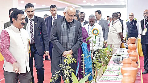 சென்னை திருவல்லிக்கேணியில் உள்ள கலைவாணர் அரங்கத்தில் 9-வது சித்த மருத்துவ தினம் கொண்டாட்டத்தை நேற்று தொடங்கி வைத்த குடியரசு துணைத் தலைவர் சி.பி.ராதாகிருஷ்ணன், அங்கு அமைக்கப்பட்டிருந்த கண்காட்சியைப் பார்வையிட்டார்.