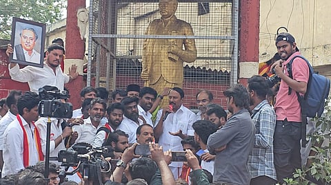 கோவை மேட்டுப்பாளையம் பேருந்து நிலையம் அருகே, மூடப்பட்ட அண்ணா சிலை முன்பு நின்று பேசிய தவெக கொங்கு மண்டல அமைப்பு செயலாளர் கே.ஏ.செங்கோட்டையன். 
