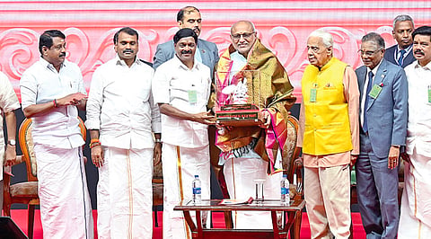 பாரத ரத்னா டாக்டர் எம்ஜிஆர் அறக்கட்டளை சார்பில், குடியரசு துணைத் தலைவர் சி.பி.ராதாகிருஷ்ணனுக்கு பாராட்டு விழா, சென்னை கலைவாணர் அரங்கில் நேற்று நடைபெற்றது. சி.பி.ராதாகிருஷ்ணனுக்கு அறக்கட்டளை நிர்வாக அறங்காவலர் ஏ.சி.சண்முகம் நினைவு பரிசு வழங்கினார். உடன் மத்திய அமைச்சர் எல்.முருகன், பாஜக மாநில தலைவர் நயினார் நாகேந்திரன், முன்னாள் அமைச்சர் எச்.வி.ஹண்டே, முன்னாள் நீதிபதிகள் வள்ளிநாயகம், ஜோதிமணி, எஸ்.ஆர்.எம்.பல்கலைக்க வேந்தர் பாரிவேந்தர், வேல்ஸ் பல்கலைக்கழக வேந்தர் ஐசரி கணேஷ், பாஜக மாநில துணைத்தலைவர் கரு நாகராஜன், முன்னாள் துணைவேந்தர் சுதா சேஷய்யன், நடிகர் கே.பாக்யராஜ், இருதய அறுவை சிகிச்சை நிபுணர் சொக்கலிங்கம் ஆகியோர் பங்கேற்றனர். | படம்: எஸ்.சத்தியசீலன் |