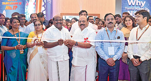 ‘உலகம் உங்கள் கையில்’ திட்டம் தொடக்க விழா குறித்த கண்காட்சியை சென்னை வர்த்தக மையத்தில் அமைச்சர்கள் தா.மோ.அன்பரசன், கோவி.செழியன் ஆகியோர் நேற்று தொடங்கி வைத்து பார்வையிட்டனர். உடன் உயர்கல்வித் துறை செயலர் பொ.சங்கர், கல்லூரி கல்வி ஆணையர் எ.சுந்தரவல்லி, தொழில்நுட்பக் கல்லூரி ஆணையர் ஜெ.இன்னசென்ட் திவ்யா, தமிழ்நாடு திறன் மேம்பாட்டுக் கழகத்தின் மேலாண்மை இயக்குநர் கிராந்திகுமார் பாடி உள்ளிட்டோர்.