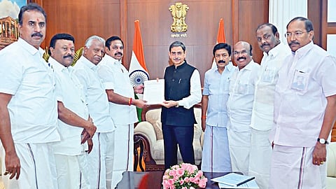 அதிமுக பொதுச்செயலாளரும், எதிர்க்கட்சித் தலைவருமான பழனிசாமி, சென்னை கிண்டியில் உள்ள ஆளுநர் மாளிகையில் ஆளுநர் ஆர்.என்.ரவியை நேற்று சந்தித்தார்.