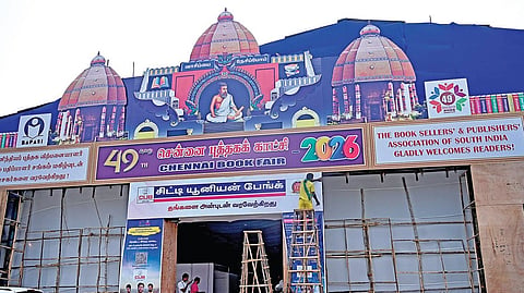 49-வது சென்னை புத்தகக் காட்சி நந்தனம், ஒய்எம்சிஏ மைதானத்தில் நாளை தொடங்க உள்ள நிலையில் இறுதிக்கட்ட பணிகள் முழுவீச்சில் நடைபெற்று வருகின்றன. படம்: ம.பிரபு