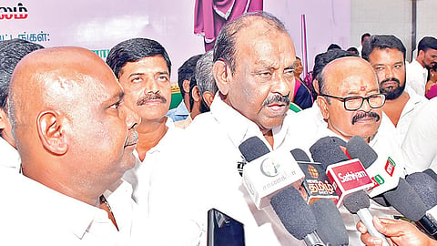 செய்தியாளர்களுக்குப் பேட்டியளித்த அதிமுக முன்னாள் அமைச்சர் நத்தம் விஸ்வநாதன்.படம்: வி.எம்.மணிநாதன்