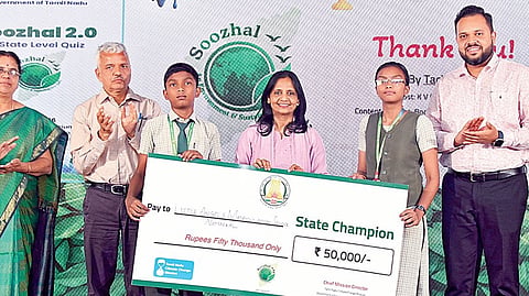 தமிழ்நாடு காலநிலை மாற்ற இயக்கம் மற்றும் பள்ளிக் கல்வித் துறை சார்பில் கோட்டூர்புரம் பிர்லா கோளரங்கத்தில் நடைபெற்ற ‘சூழல் 2.0’ விநாடி வினா இறுதிப் போட்டியில் வெற்றி பெற்ற அணிகளுக்கு வனத்துறை செயலாளர் சுப்ரியா சாஹூ பரிசு வழங்கினார்.