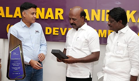 உள்படம்: கேடயம்