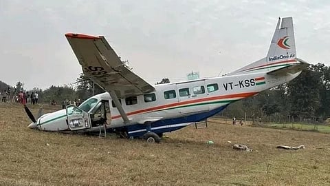 ஒடிசாவில் அவசரமாக தரையிறங்கிய சிறிய ரக தனியார் விமானம் - 6 பேர் காயம்