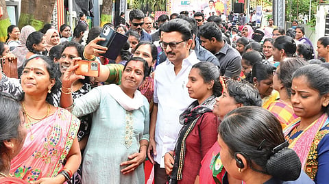 சென்னை கொளத்தூர் தொகுதியில் நேற்று நடந்த பொங்கல் விழாவில் முதல்வர் ஸ்டாலினுடன் பெண்கள் ஆர்வமாக செல்ஃபி எடுத்துக் கொண்டனர்.