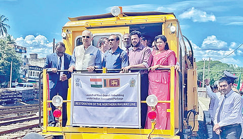 இலங்கையில் வடக்கு ரயில் பாதை மறுசீரமைப்புப் பணி களை தொடங்கிவைத்த இந்திய தூதர் சந்தோஷ் ஜா, இலங்கை போக்குவரத்து அமைச்சர் பிமல் ரத்நாயக்க.
