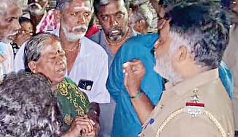 ரேஷன் கடையில் சிக்கிய ஜானகியிடம் விசாரிக்கும் போலீஸார்.