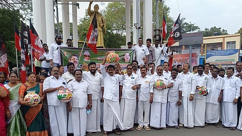 பொங்கல் பரிசுத் தொகையாக ரூ.5,000 வழங்குக: புதுவையில் அதிமுகவினர் ஆர்ப்பாட்டம்