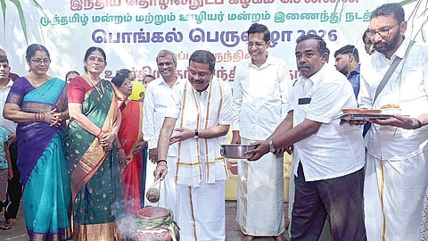 சென்னை ஐஐடி-யில் நேற்று நடைபெற்ற பொங்கல் விழாவில் மத்திய கல்வி அமைச்சர் தர்மேந்திர பிரதான் தமிழ் பாரம்பரிய முறைப்படி வேட்டி, சட்டை, அங்கவஸ்திரம் அணிந்து பொங்கல் வைத்தார். அருகில், ஐஐடி இயக்குநர் வீ.காமகோடி மற்றும் பேராசியர்கள் உள்ளனர்.