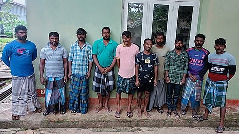 இலங்கை கடற்படையினரால் சிறைபிடிக்கப்பட்ட ராமேசுவரம் மீனவர்கள்.
