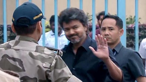 கரூர் விவகாரம்: டெல்லியில் சிபிஐ விசாரணைக்கு விஜய் மீண்டும் ஆஜர்!