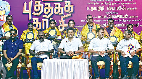 சென்னை நந்தனத்தில் நடைபெறும் புத்தகக் காட்சியில், 2026-ம் ஆண்டுக்கான பபாசி விருதுகளை வழங்கி குழு புகைப்படம் எடுத்துக்கொண்ட துணை முதல்வர் உதயநிதி ஸ்டாலின். உடன் அமைச்சர்கள் மா.சுப்ரமணியன். அன்பில் மகேஸ், மற்றும் பபாசி தலைவர் சண்முகம், செயலாளர் வயிரவன், பொருளாளர் வெங்கடாசலம். துணைத்தலைவர் நக்கீரன் கோபால் ஆகியோர். | படம்: ம.பிரபு |
