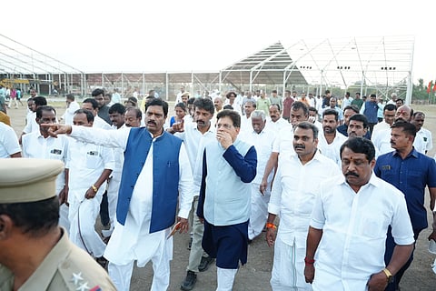 பொதுக்கூட்டம் நடைபெறும் இடத்தை மத்திய அமைச்சர் பியூஷ் கோயல் நேற்று ஆய்வு செய்தார். உடன், பாஜக மற்றும் கூட்டணி கட்சி நிர்வாகிகள்.