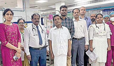 ராஜீவ்காந்தி அரசு பொது மருத்துவமனையில் பெருந்தமனி வளைவு மாற்று அறுவை சிகிச்சை செய்து கொண்ட தொழிலாளியுடன் இதய அறுவை சிகிச்சைத் துறை இயக்குநர் மாரியப்பன் தலைமையிலான மருத்துவக் குழுவினர்.