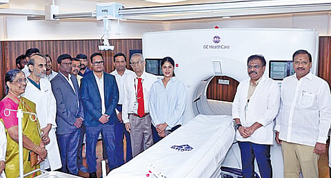  ராமச்சந்திரா மருத்துவமனையில், அதிநவீன வசதிகள் கொண்ட ‘ஜிஇ அபெக்ஸ் எலைட் 512 ஸ்பெக்ட்ரல்’ சிடி ஸ்கேனரை சென்னை மருத்துவக் கல்லூரியின் கதிரியக்கவியல் துறை முன்னாள் தலைவர் டி.எஸ்.சுவாமிநாதன் மற்றும் ராமச்சந்திரா உயர்கல்வி மற்றும் ஆராய்ச்சி நிறுவனத்தின் வேந்தர் வி.ஆர்.வெங்கடாசலம் ஆகியோர் தொடங்கி வைத்தனர்.