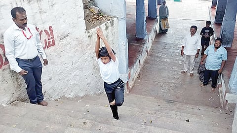 திருச்செங்கோடு அர்த்தநாரீஸ்வரர் மலைக்கோயில் படிக்கட்டில் யோகாசனம் செய்தபடி சென்ற சிறுமி ஹனா.