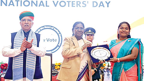 டெல்லியில் நேற்று நடைபெற்ற விழாவில், தேசிய அளவிலான சிறந்த மாவட்ட தேர்தல் விருதை குடியரசுத் தலைவர் திரவுபதி முர்முவிடம், தஞ்சாவூர் ஆட்சியர் பா.பிரியங்கா பங்கஜம் பெற்றுக் கொண்டார்.