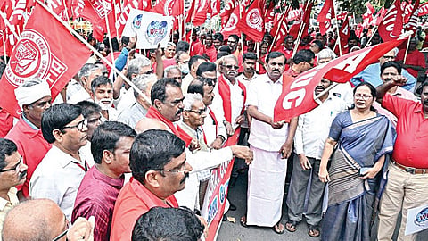 ஏஐடியுசி கட்டுமானத் தொழிலாளர் சங்கத்தின் தேசியப் பொதுக்குழுக் கூட்டத்தையொட்டி கோவை டாடாபாத் பகுதியில் நேற்று நடைபெற்ற பேரணியில் பங்கேற்றோர்.