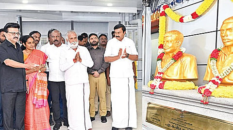 மொழிப்போர் தியாகிகள் தினத்தையொட்டி எழும்பூர் தாளமுத்து-நடராசன் மாளிகை வளாகத்தில் நிறுவப்பட்டுள்ள தாளமுத்து மற்றும் நடராசன் ஆகியோரின் சிலைகளை முதல்வர் மு.க.ஸ்டாலின் திறந்துவைத்தார்.