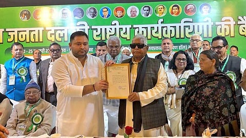 லாலு பிரசாத் யாதவ் முன்னிலையில் ஆர்ஜேடி செயல் தலைவரானார் தேஜஸ்வி
