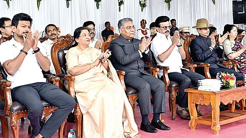 குடியரசு தின விழாவில் தமிழக அரசின் பல்வேறு துறைகளின் சார்பில் அரசின் திட்டங்களை விளக்கி வந்த அலங்கார ஊர்திகளின் அணிவகுப்பை ஆளுநர் ஆர்.என்.ரவி, முதல்வர் மு.க.ஸ்டாலின் ஆகியோர் பார்வையிட்டனர். உடன் பேரவைத் தலைவர் அப்பாவு, சென்னை உயர் நீதிமன்ற தலைமை நீதிபதி எம்.எம்.ஸ்ரீவஸ்தவா, துணை முதல்வர் உதயநிதி ஸ்டாலின் மற்றும் அமைச்சர்கள், நாடாளுமன்ற, சட்டப்பேரவை உறுப்பினர்கள் உள்ளிட்டோர்.