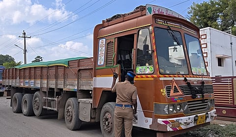 ஆலங்குளம் அருகே கனிமம் ஏற்றிச் சென்ற லாரி மீது பெட்ரோல் குண்டு வீச்சு - ஓட்டுநர் படுகாயம்