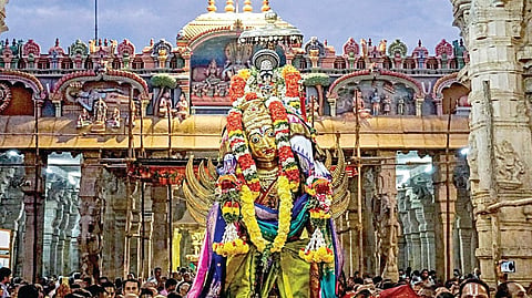 ஸ்ரீரங்கம் ரங்கநாதர் கோயில் ரங்கவிலாச மண்டபத்தில் தங்க கருட வாகனத்தில் எழுந்தருளி பக்தர்களுக்கு சேவை சாதித்த நம்பெருமாள்.