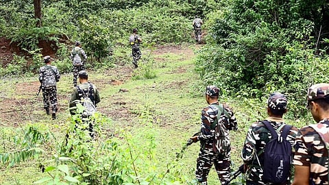 மாவோயிஸ்ட் வேட்டையில் 6 குண்டு வெடித்து 11 வீரர்கள் காயம்