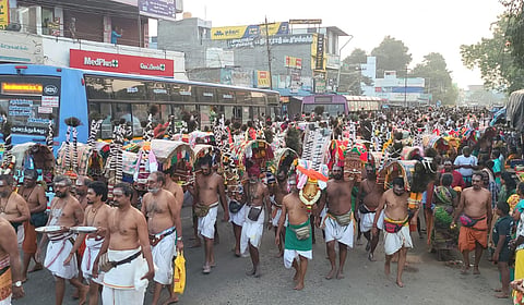 காவடி எடுத்து வழிபாடு