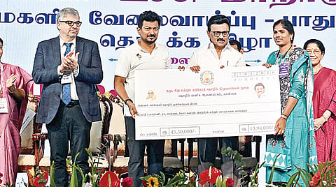 சென்னையில் நேற்று நடந்த உலக மகளிர் உச்சி மாநாட்டை தொடங்கி வைத்த முதல்வர் ஸ்டாலின் மகளிருக்கு தொழில் கடன்களை வழங்கினார். இதில், துணை முதல்வர் உதயநிதி, அமைச்சர்கள், தலைமைச் செயலர் உள்ளிட்ட உயர் அரசு அலுவலர்கள் பங்கேற்றனர்.