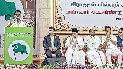 இந்திய யூனியன் முஸ்லிம் லீக் சார்பில் கும்பகோணத்தில் நேற்று நடந்த மாநாட்டில் முதல்வர் மு.க.ஸ்டாலின் பேசினார். உடன் அமைச்சர்கள் கோவி.செழியன், மகேஸ் பொய்யாமொழி, கே.என்.நேரு, ஐயுஎம்எல் தேசியத் தலைவர் காதர் மொகிதீன் மற்றும் கட்சி நிர்வாகிகள். படம்: ஆர்.வெங்கடேஷ்