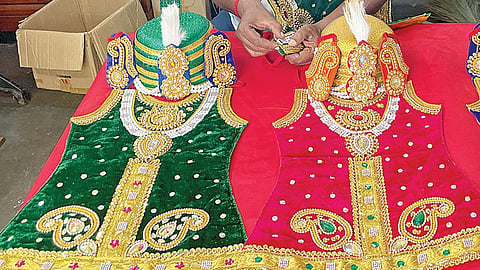 ராஜ அலங்கார உடைகளுடன் தையல் கலைஞர் எஸ்.முனுசாமி.