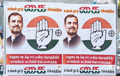 மதுரை மாநகர் மாவட்ட திமுக செயலாளர் தளபதியின் தொகுதியில் காங்கிரஸுக்கு வாக்கு கேட்டு ஒட்டப்பட்டு பரபரப்பை ஏற்படுத்தியுள்ள போஸ்டர். படம் எஸ்.கிருஷ்ணமூர்த்தி.