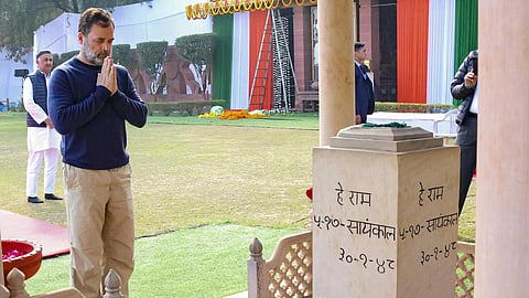 டெல்லியில் உள்ள மகாத்மா காந்தி நினைவில்லத்தில், ராகுல் காந்தி மலர் தூவி அஞ்சலி செலுத்தினார்.