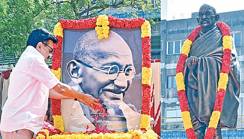 எழும்பூர், அரசு அருங்காட்சியகத்தில் மகாத்மா காந்தி படத்துக்கு முதல்வர் மு.க.ஸ்டாலின் மலர்தூவி மரியாதை செலுத்தினார்.